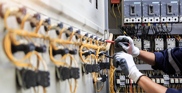 Professional Electrician technician working in Crandon Lakes, NJ